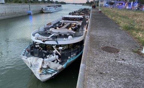 Das beschädigte Flusskreuzfahrtschiff „MS Anna Katharina“ liegt nach der Kollision mit Kaimauer und Schleusentor in der Schleuse Freudenau in Wien.
