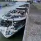 Das beschädigte Flusskreuzfahrtschiff „MS Anna Katharina“ liegt nach der Kollision mit Kaimauer und Schleusentor in der Schleuse Freudenau in Wien.