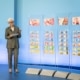 EZB-Präsidentin Christine Lagarde vor ausgestellten Entwürfen für die neuen Euro-Banknoten