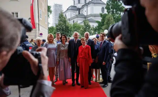 Alexander Van der Bellen, Doris Schmidauer, Christian Stocker und die Festspielspitze bei der Ankunft zur Eröffnung der Salzburger Festspiele 2026.