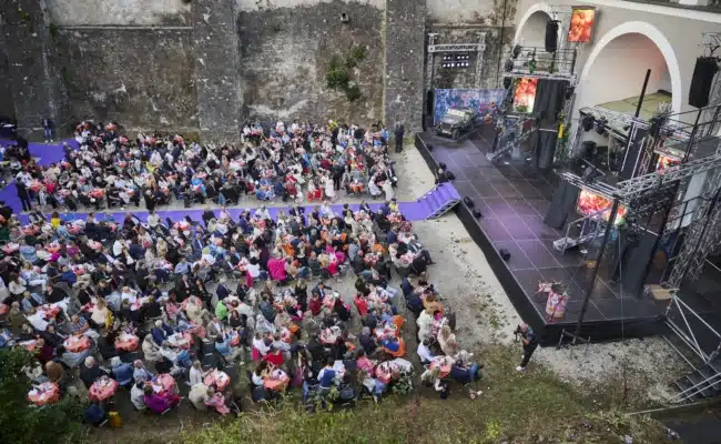 Blick auf den Schlossgraben von Schloss Lamberg mit Bühne und Publikum bei der Premiere des Musicals „Hair“ im Rahmen des Musikfestivals Steyr.