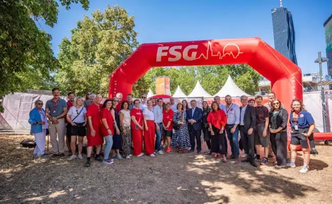 Bürgermeister Michael Ludwig mit SPÖ-Funktionären, Politikern und Organisatoren vor dem FSG-Bereich beim Donauinselfest 2026.