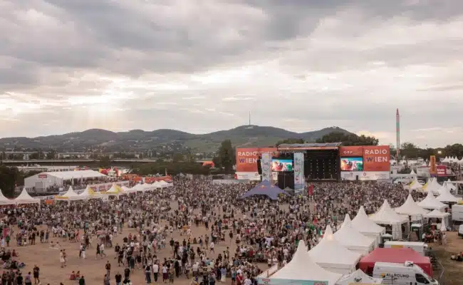 Blick über das Festivalgelände und die Festbühne beim Donauinselfest 2026 am Samstag.
