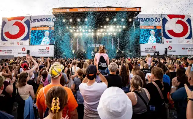 NESS bei ihrem Auftritt auf der Wien Energie / Ö3 Festbühne beim Donauinselfest 2026.
