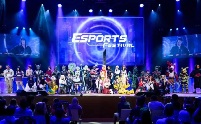 Gruppenbild von Cosplayern auf der Bühne des Esports Festivals Wien