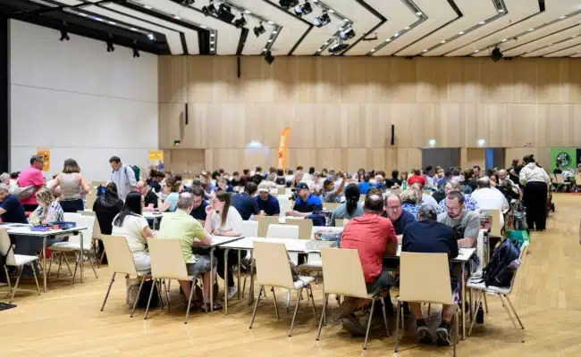Besucher spielen Brettspiele beim Spielefest Wien im Austria Center Vienna