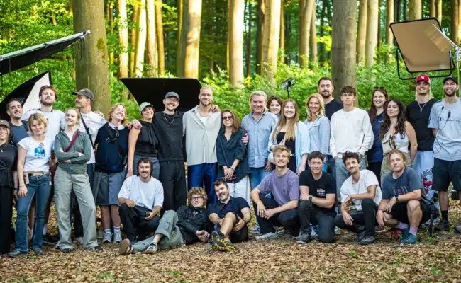 Marko Arnautović und das Team der neuen Urlaubskampagne der Niederösterreich Werbung bei Dreharbeiten im Wald.