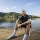 Marko Arnautović sitzt für die neue Kampagne der Niederösterreich Werbung auf einem Klappstuhl am Donauufer in der Wachau.