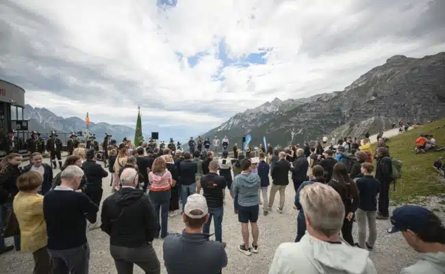 Zahlreiche Besucher bei der feierlichen Eröffnung des Elfercoasters am Elfer in Neustift im Stubaital.