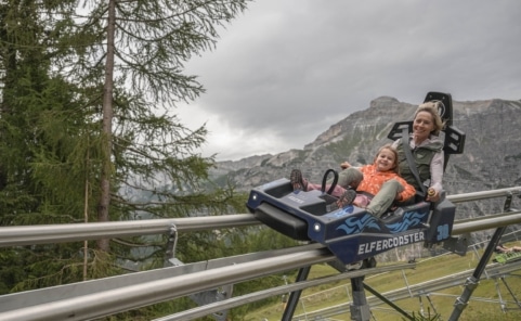 Eine Frau und ein Kind fahren mit dem Elfercoaster am Elfer in Neustift im Stubaital.