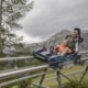 Eine Frau und ein Kind fahren mit dem Elfercoaster am Elfer in Neustift im Stubaital.