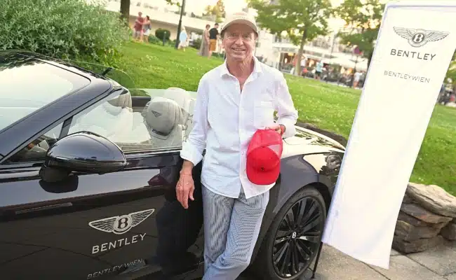 Heribert Kasper beim Sommerfest des MYCK in Velden Mister Ferrari Heribert Kasper wechselt die Mütze für Bently.