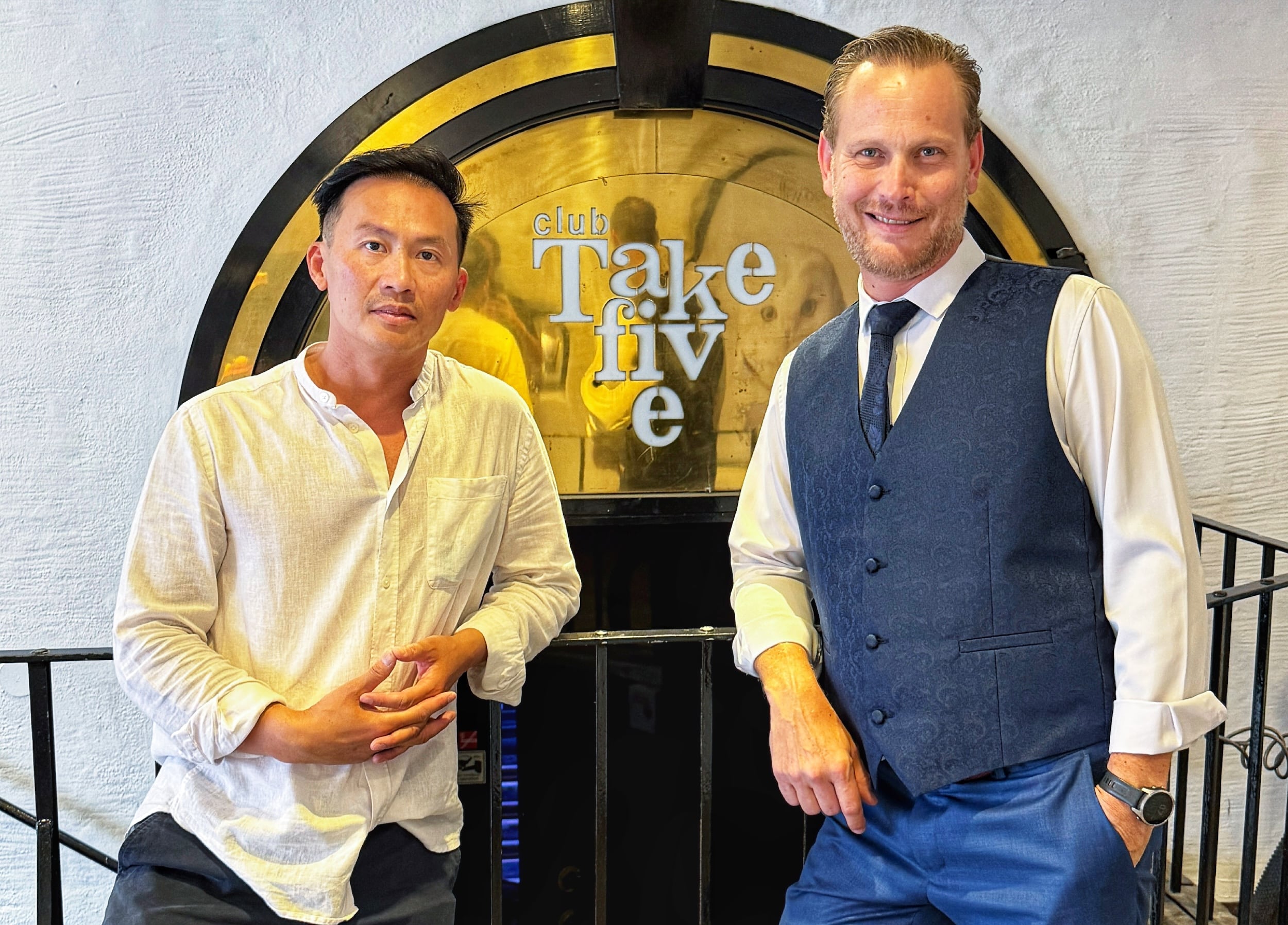 Ja-Duc Phan und Helmut Frank vor dem Eingang des Take Five in Kitzbühel