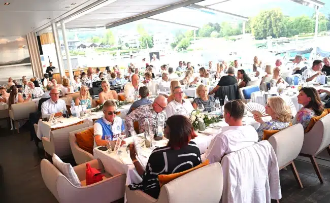 Festliche Stimmung beim Sommerfest des MYCK Stimmungsbild vom Sommerfest des Motor-Yacht-Clubs Kärnten am 30. Juli 2026: Die Gäste haben an den festlich gedeckten Tischen im Restaurant Seespitz des Falkensteiner Schlosshotels Velden Platz genommen.