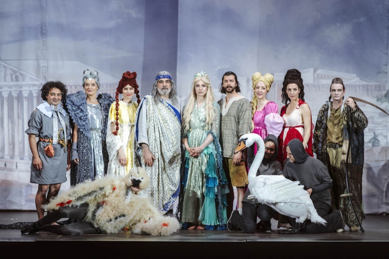 Ensemblefoto der Komödie „Venus & Jupiter“ von Michael Niavarani im Theater im Park.