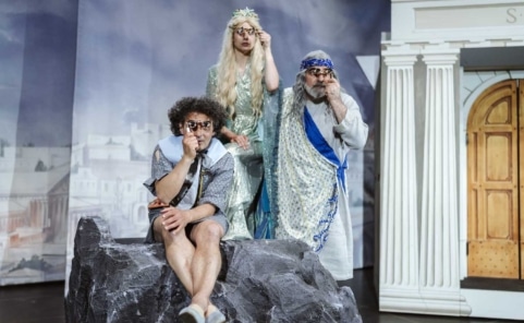 Matthias Mamedof als Amor, Jenny Frankl als Venus und Michael Niavarani als Jupiter in einer Szene aus „Venus & Jupiter“.