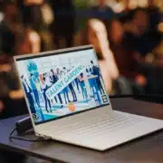 Laptop mit Talent-Garden-Motiv bei einer Veranstaltung