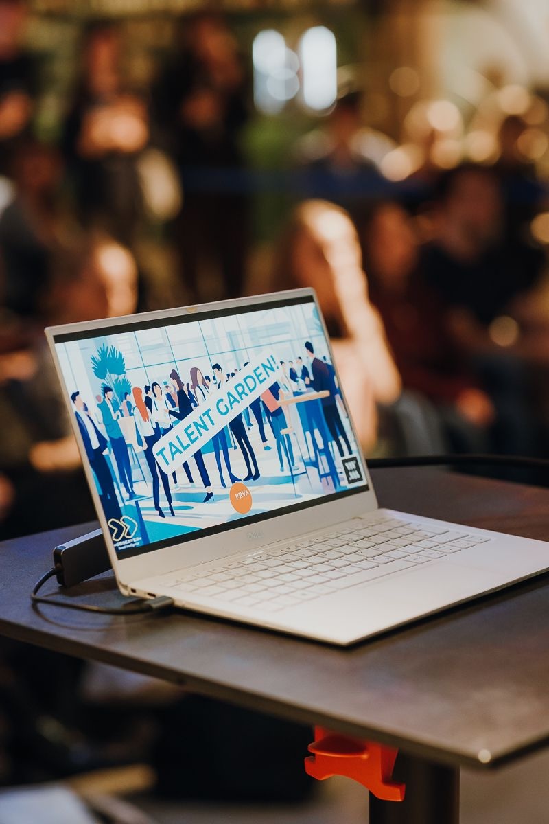 Laptop mit Talent-Garden-Motiv bei einer Veranstaltung
