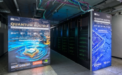 Serverracks des österreichischen Supercomputers MUSICA (Multi-Site Computer Austria) in einem Rechenzentrum.