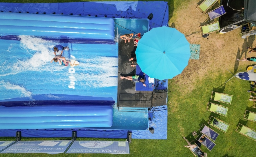 Mobile Surfwelle der Surfdays im Kurpark Velden am Wörthersee aus der Vogelperspektive