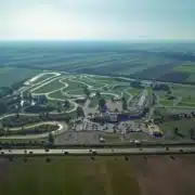 Luftaufnahme des ÖAMTC Fahrtechnikzentrums Teesdorf mit mehreren Fahrparcours, Gebäuden und Parkflächen inmitten von Feldern.