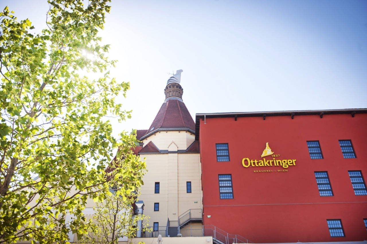 Außenansicht der Ottakringer Brauerei in Wien mit dem historischen Brauereigebäude und dem markanten Turm.