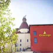 Außenansicht der Ottakringer Brauerei in Wien mit dem historischen Brauereigebäude und dem markanten Turm.