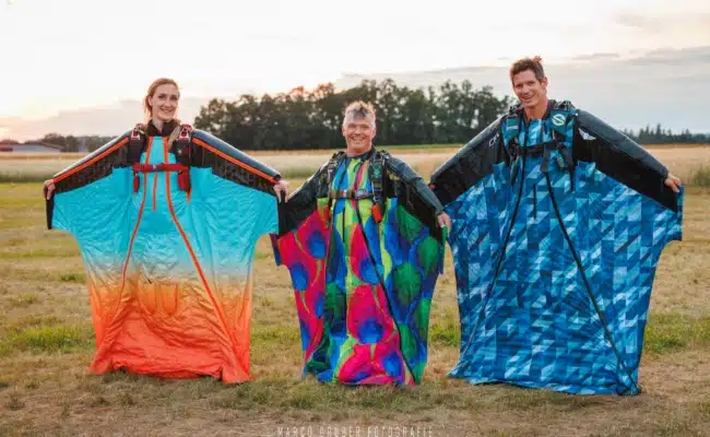 Drei Teilnehmer der Österreichischen Meisterschaft im Wingsuit Performance zeigen ihre Fluganzüge.