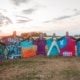 Teilnehmer der Österreichischen Meisterschaft im Wingsuit Performance zeigen ihre Wingsuits in Fromberg im Waldviertel.