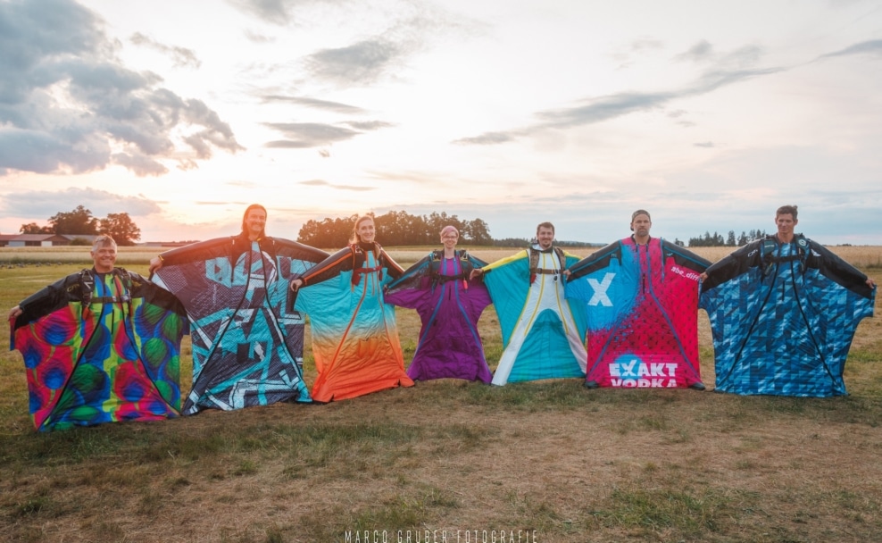 Teilnehmer der Österreichischen Meisterschaft im Wingsuit Performance zeigen ihre Wingsuits in Fromberg im Waldviertel.