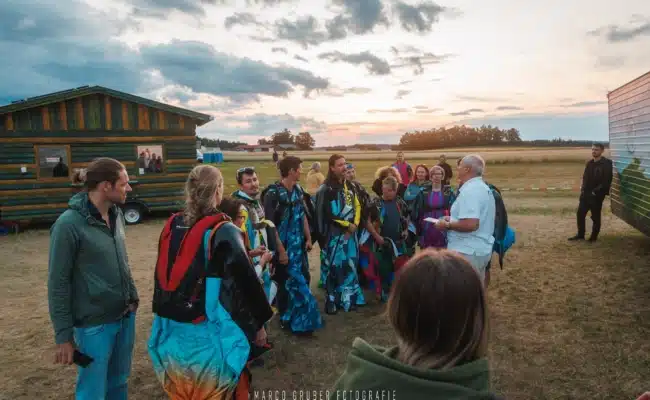 Wingsuit-Piloten und Kampfrichter bei der PINK Wingsuit Challenge 2026 im Waldviertel.