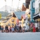 Sommerliche Altstadt von Kitzbühel mit Restaurants, Cafés und Spaziergängern