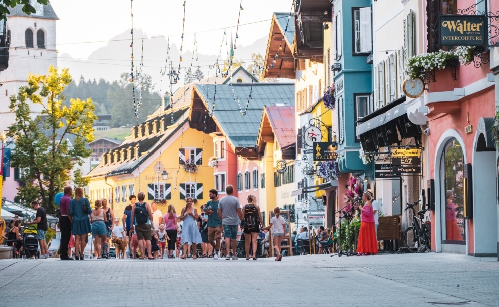 Sommerliche Altstadt von Kitzbühel mit Restaurants, Cafés und Spaziergängern