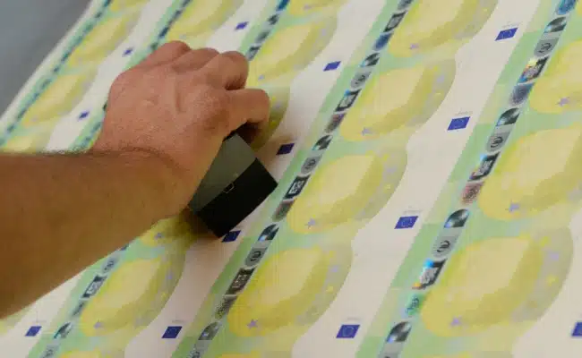Qualitätskontrolle eines bedruckten Bogens mit Euro-Banknoten