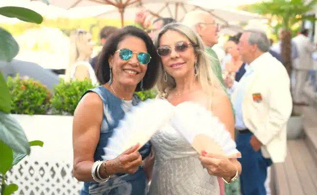 Shirley Retzer und Dani Iglauer beim Empfang zum MYCK-Sommerfest Shirley Retzer und Dani Iglauer mit Fächern beim Empfang zum MYCK-Sommerfest in Velden am Wörthersee 2026.