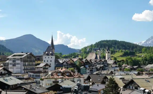 Die Stadt Kitzbühel liegt eingebettet in die Tiroler Bergwelt und verbindet historische Architektur mit alpinem Lebensgefühl.