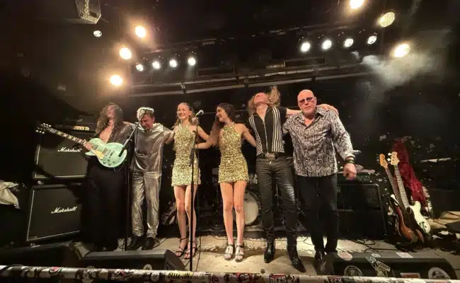 Die aktuelle Besetzung von Timeshift beim Schlussapplaus nach dem Konzert im Chelsea.