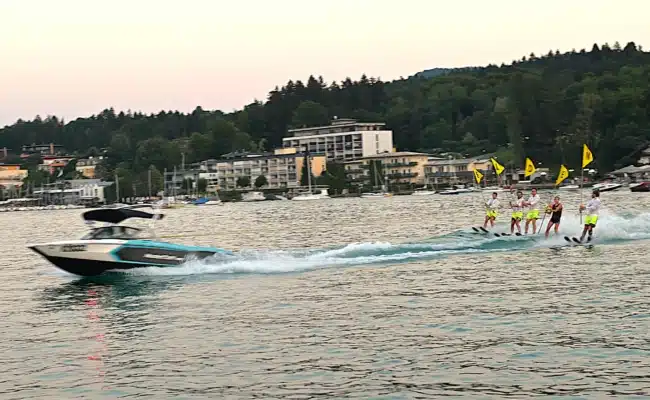 Wasserski-Show beim Sommerfest des Motor-Yacht-Clubs Kärnten am 30. Juli 2026: Ein Motorboot zog fünf Wasserskiläufer vor dem Restaurant Seespitz in Velden über den Wörthersee.
