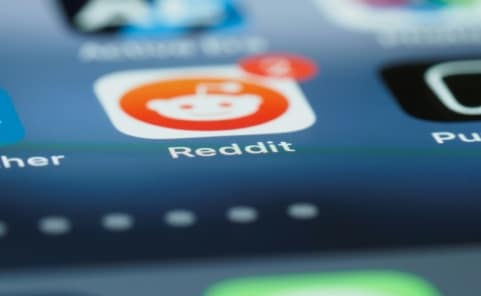 Reddit-App auf einem Smartphone-Display mit dem Reddit-Logo im Fokus.
