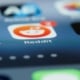 Reddit-App auf einem Smartphone-Display mit dem Reddit-Logo im Fokus.