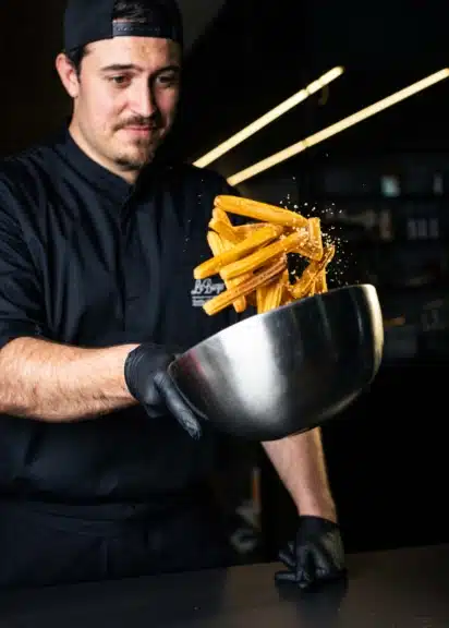 Mitarbeiter bei der Zubereitung von Churros in der Küche