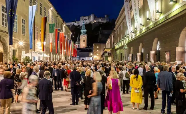 Hofstallgasse und Festspielhäuser in Salzburg während der Salzburger Festspiele.