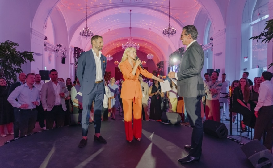 Silvia Schneider moderiert Marktstart der neuesten Generation von Tabakerhitzern in Österreich im Schloss Schönbrunn