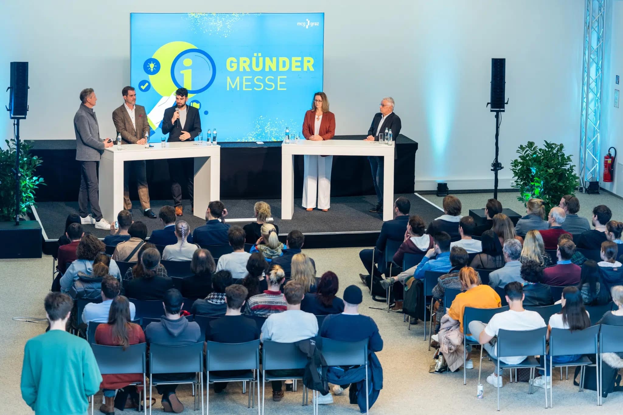 Besucher verfolgen eine Podiumsdiskussion bei der Gründermesse im Messecongress Graz.