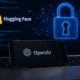 Symbolbild mit den Logos von OpenAI und Hugging Face vor einem Cybersecurity-Hintergrund zur Berichterstattung über einen veröffentlichten KI-Sicherheitsvorfall.