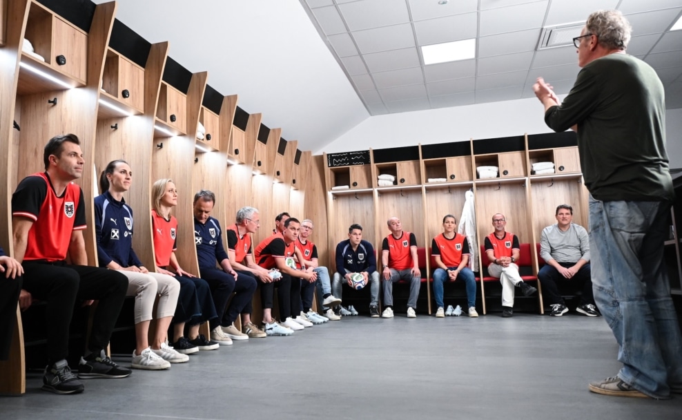 Teamchef Ralf Rangnick spricht beim Dreh des ORF-Promospots „Aufstehen für Österreich!“ in der ÖFB-Kabine zum ORF-WM-Team für die Fußball-Weltmeisterschaft 2026.