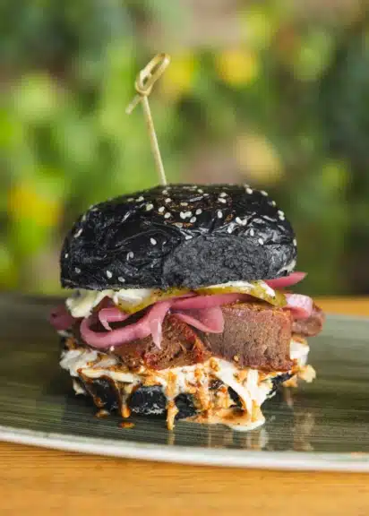 Schwarzer Oscuro-Burger mit BBQ-Brisket bei Le Burger