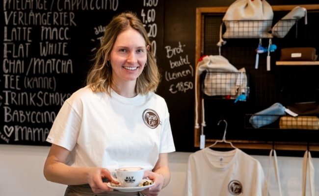 Elisabeth Zehetgruber, Leiterin des Mamas Café, mit einer Tasse Kaffee im Lokal am Stephansplatz in Wien