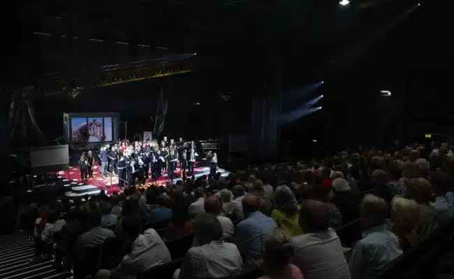 Ensemble beim Schlussapplaus der Premiere von „Unter Tieren“ bei den Salzburger Festspielen 2026