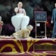 Sebastian Rudolph, Caroline Peters, Mavie Hörbiger und Nicolas Stemann in Tierkostümen bei „Unter Tieren“ in Salzburg